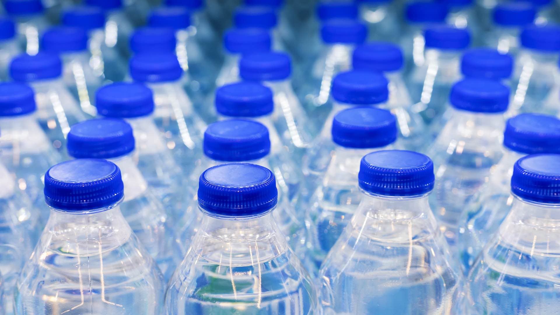 La sécurité de l'eau en bouteille sous surveillance après de récentes découvertes de nanoplastiques