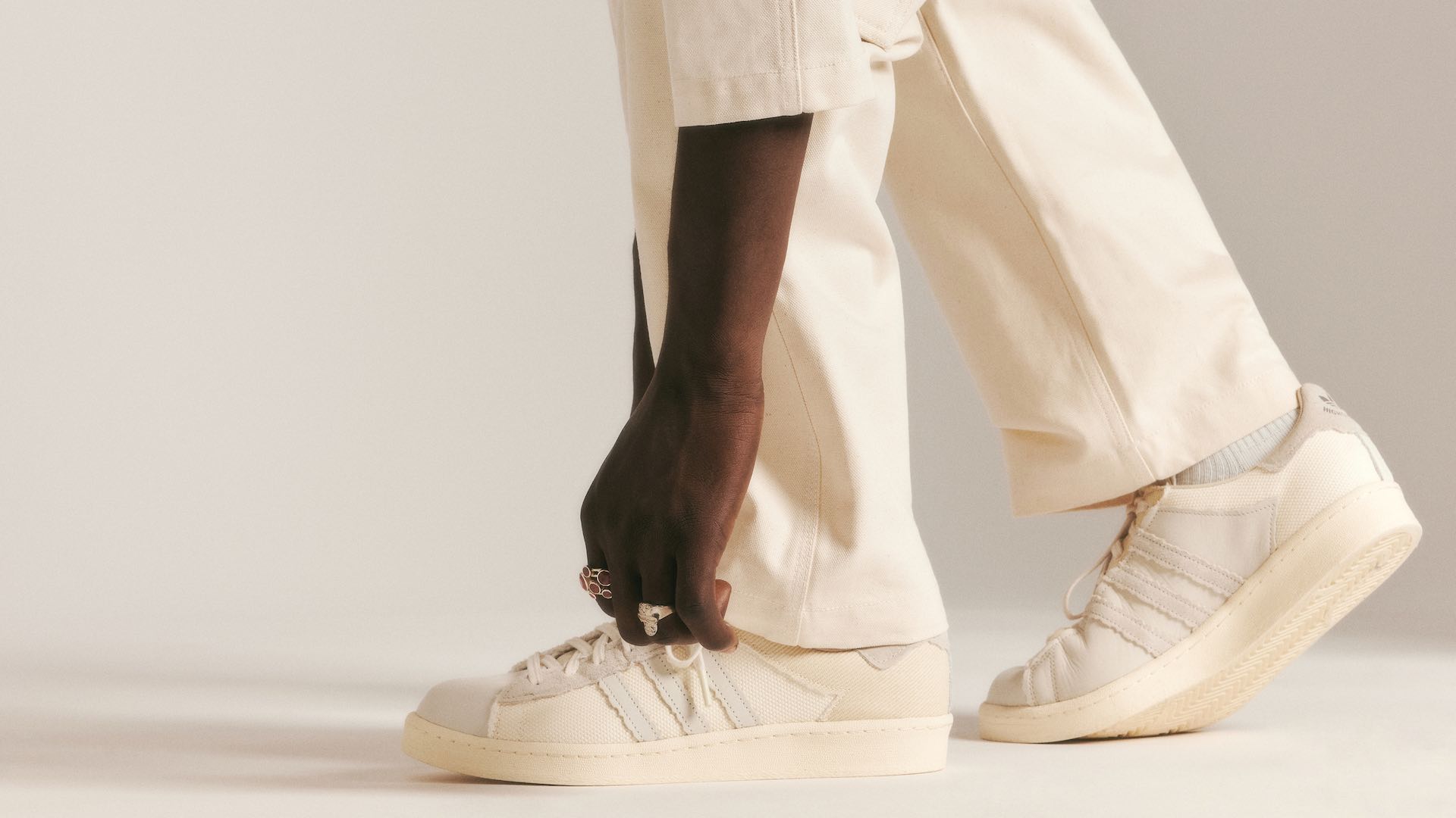 Le lancement d’une sneaker en édition limitée marque la collaboration entre adidas et Highsnobiety